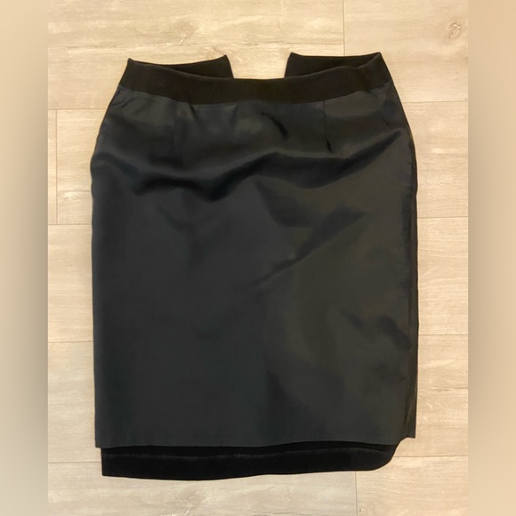D'Oraz - Size 12 - Simple black high waisted skirt with textured design - Picture 7 of 10